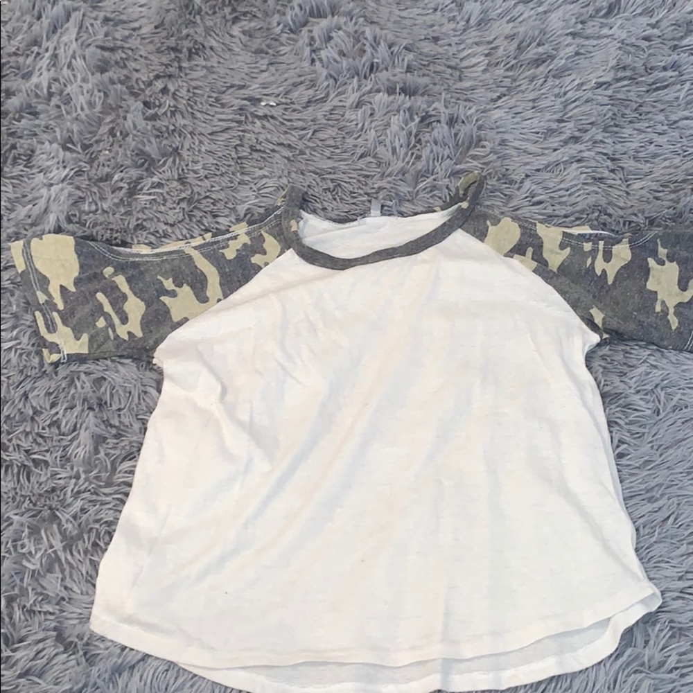 Camo keyhole sleeve shirt